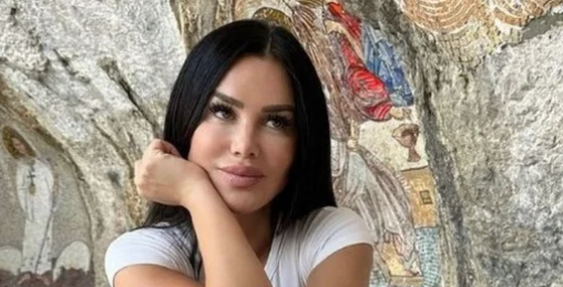 (FOTO) STANIJA SE MOLI NA OSTROGU Poslije teškog perioda tamo pronašla mir, a svi pričaju o njenom stajlingu!