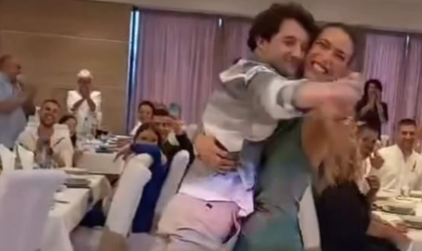(VIDEO) "KAD SE ŽENI MALI STANOJE VISINA NIJE BITNA" Djevojka u naručje uzela glumca da bi mogli da plešu, pa oboje pali pred gostima