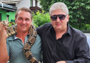 (FOTO) MAZI ZMIJU I PIJE KAFU Toni Bijelić u jeku razvoda od Dragane Mirković otputovao na odmor