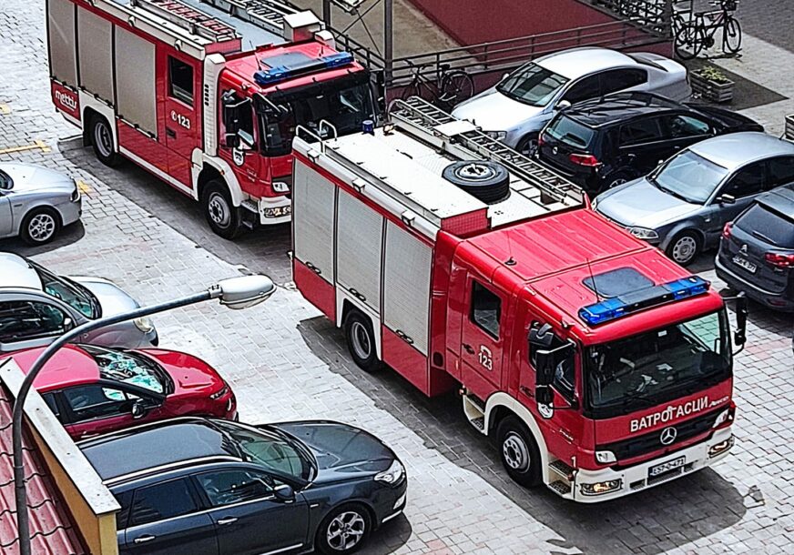 (FOTO) BANJALUČKI VATROGASCI U AKCIJI Gasili požare na traktoru, automobilima i trafo stanici