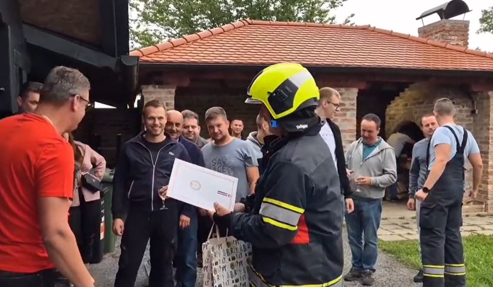 (VIDEO) "SUZA SUZU STIŽE" Vatrogasac mislio da ide na intervenciju, kolege mu priredile iznenađenje koje nikada neće zaboraviti