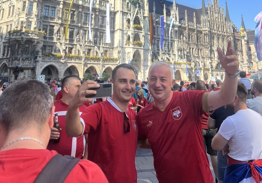 (FOTO) LIDER PDP-a NA MARIJENPLACU U CENTRU MINHENA Borenović sa navijačima pred meč Srbija-Danska