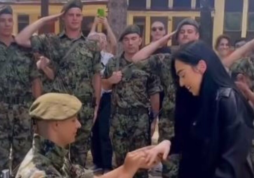 (VIDEO) ISTUPIO IZ ČETE, PA KLEKNUO! Mladić iz Valjeva položio vojničku zakletvu, pa zaprosio djevojku