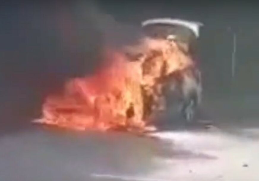 (VIDEO) "VOZAČ NIJE IMAO APARAT ZA GAŠENJE" U Doboju izgorio automobil u požaru, visoke temperature doprinijele brzom širenju plamena