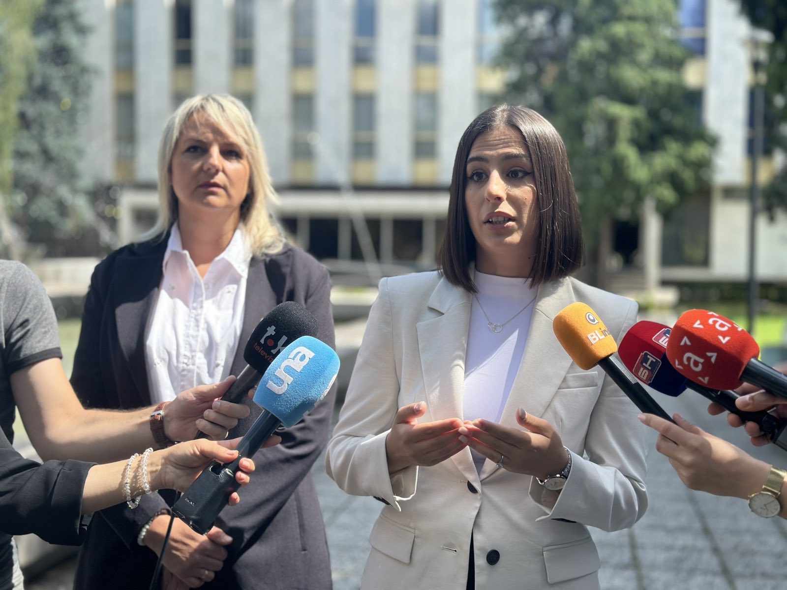 "ŠTA JEDAN FUNKCIONER JOŠ TREBA DA URADI DA BI BIO SMIJENJEN?" Vukomanović i Savić Banjac oštro o skandalu i tuči na koncertu u prostorijama SNSD-a