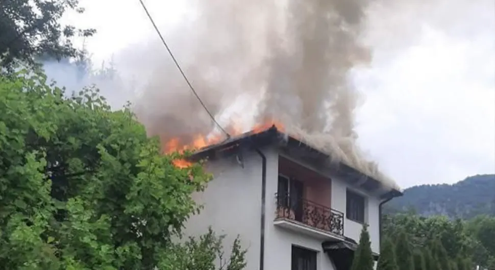 ZAPALIO SE KROV Grom udario u kuću, zastrašujući prizor