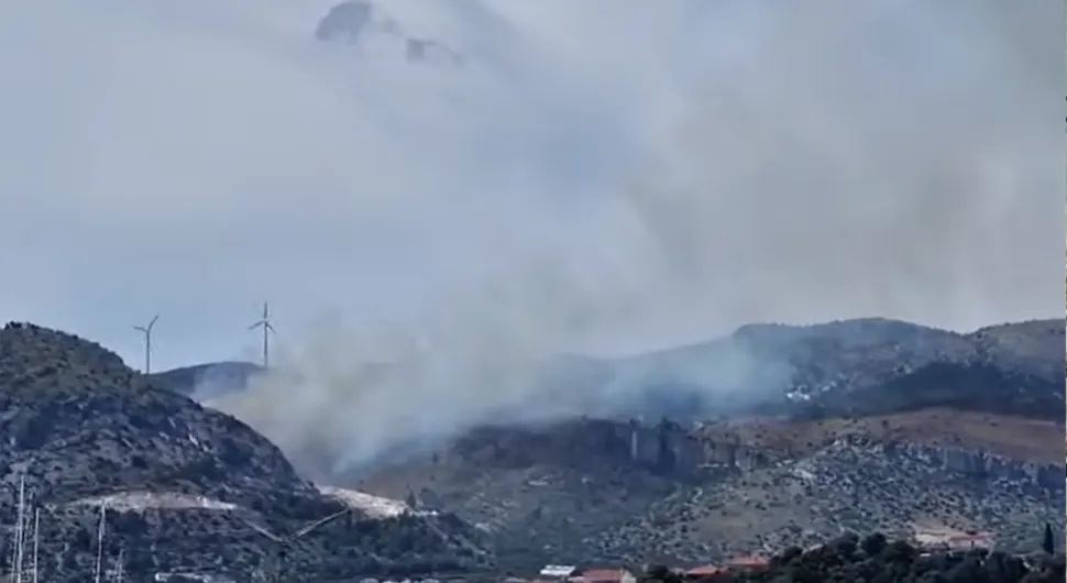 (VIDEO) DRAMA U HRVATSKOJ Požar kod Splita, na terenu veliki broj vatrogasaca