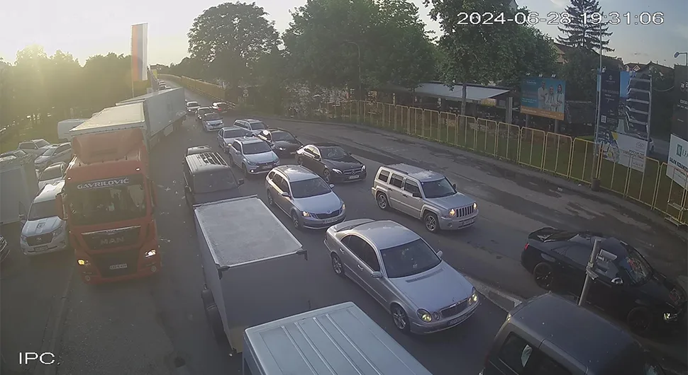 VOZAČI SE MOLE ZA STRPLJENJE Gužve na pojedinim prelazima na ulazu u BiH