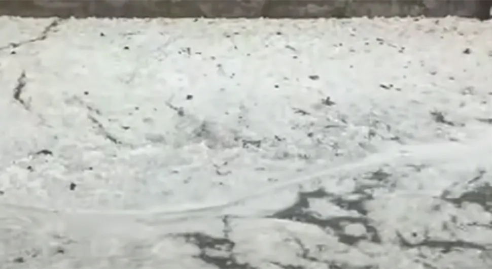 (VIDEO) APOKALIPTIČNI PRIZORI NEVREMENA U BiH Jeziv snimak iz Orašja, potekla ledena rijeka