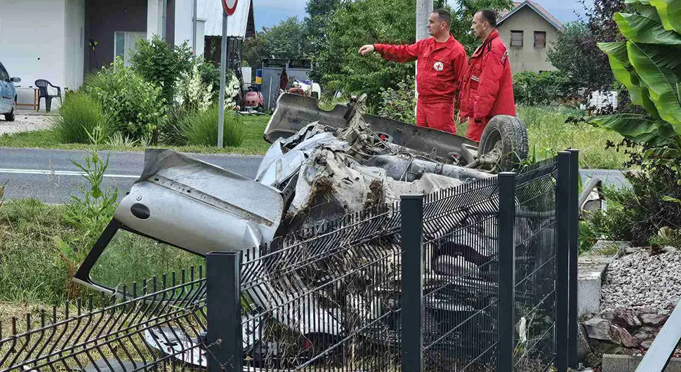 AUTOMOBIL POTPUNO UNIŠTEN Prve fotografije sa mjesta stravične nesreće kod Prijedora u kojoj je poginuo vozač