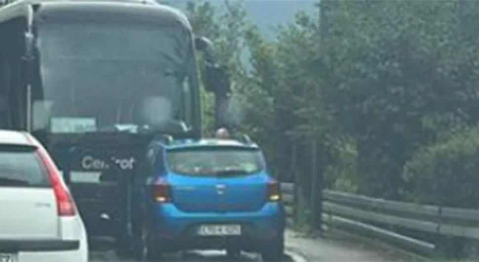 SAOBRAĆAJKA U ISTOČNOM SARAJEVU U sudaru autobusa i automobila jedna osoba povrijeđena
