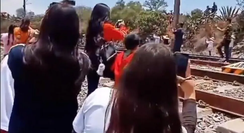 (UZNEMIRUJUĆI SNIMAK) ŽENU UDARIO VOZ DOK SE FOTOGRAFISALA Kamera zabilježila stravičnu nesreću