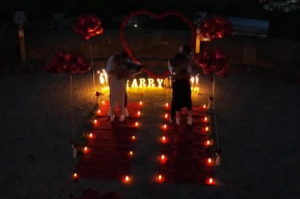 (VIDEO) SNIMAK KOJI JE RASPLAKAO SVIJET Blizanci zaprosili sestre blizankinje - ovako nešto niste vidjeli