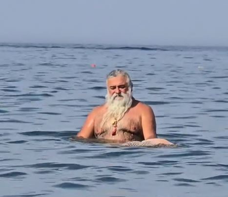 (VIDEO) "POSEJDON LIČNO IZLAZI IZ MORA" Turisti podijelili neobičan snimak sa grčkog ljetovališta, komentari pljušte