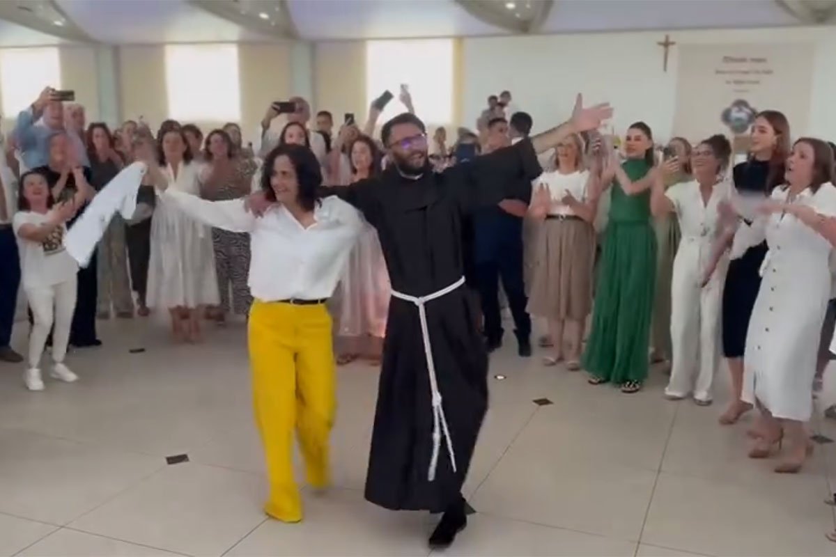 (VIDEO) "DANAS, MAJKO, REDIŠ SVOGA SINA" Sveštenik iz BiH na zanimljiv način proslavio stupanje u službu