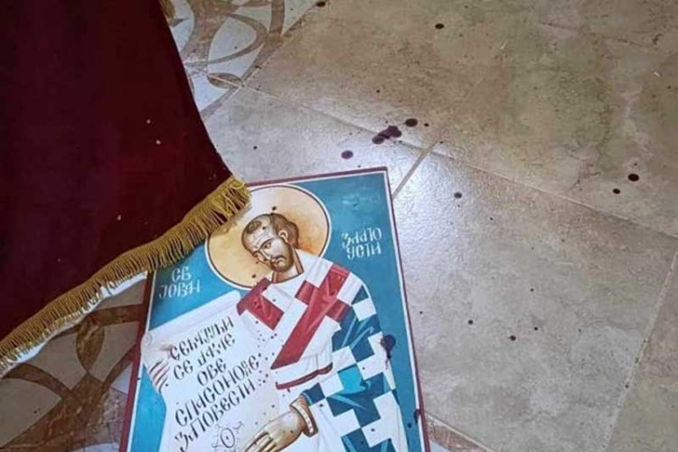 NIŠTA IM NIJE SVETO Trojac provalio u pravoslavni hram kod Sunja: Ikone razbacane po podu, policija traga za dvojicom vandala