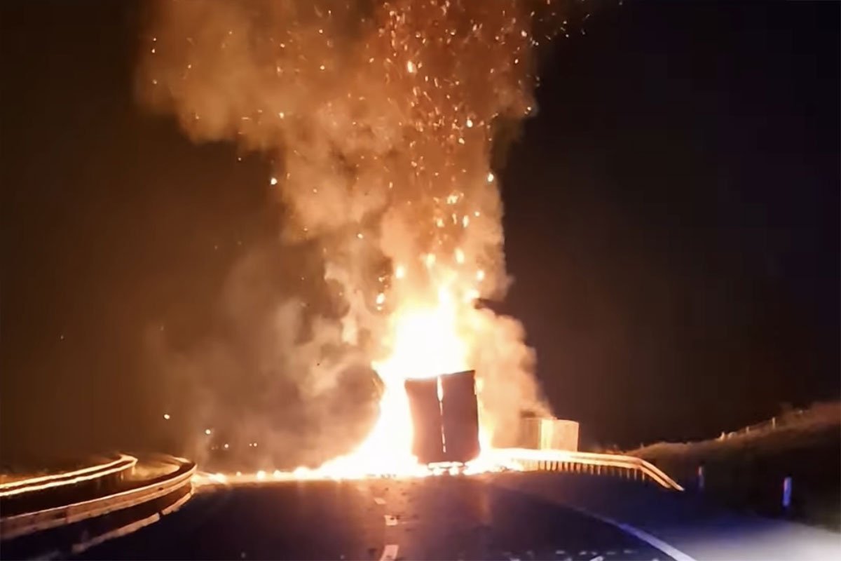 U TOKU UVIĐAJ Gorio kamion na auto-putu "9. januar", saobraćaj obustavljen