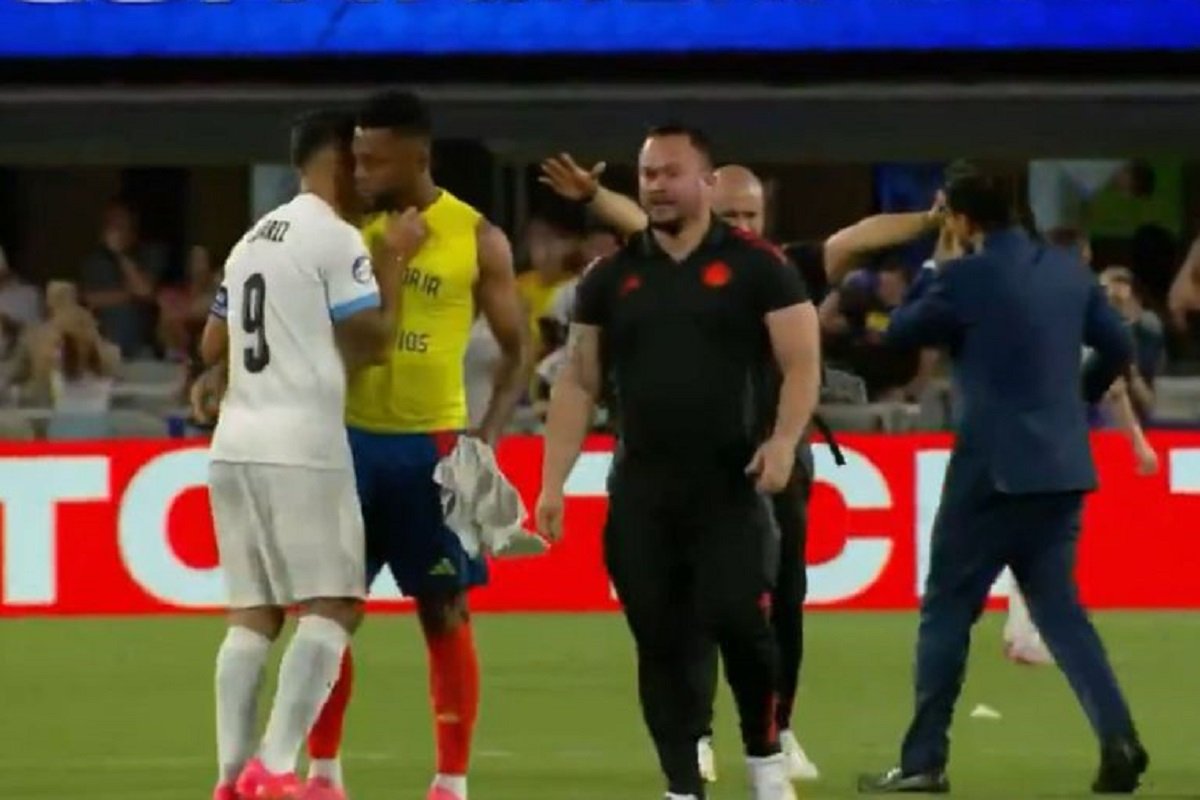 (VIDEO) OPET PO STAROM Luis Suarez bi opet da grize na fudbalskom terenu