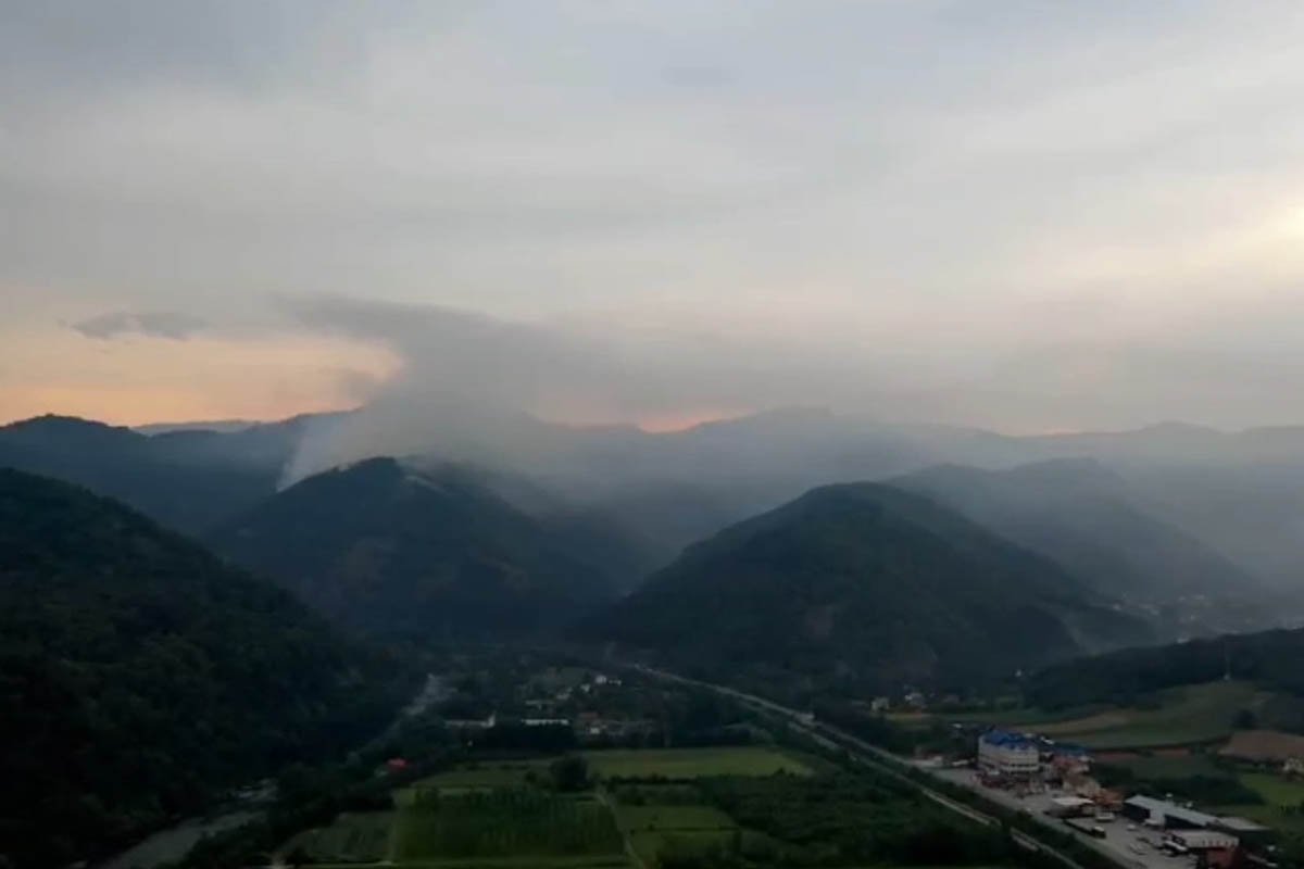 ŠUMSKI POŽAR U ŽEPČU NE JENJAVA Vatrogasci se bore sa vatrom na miniranom području