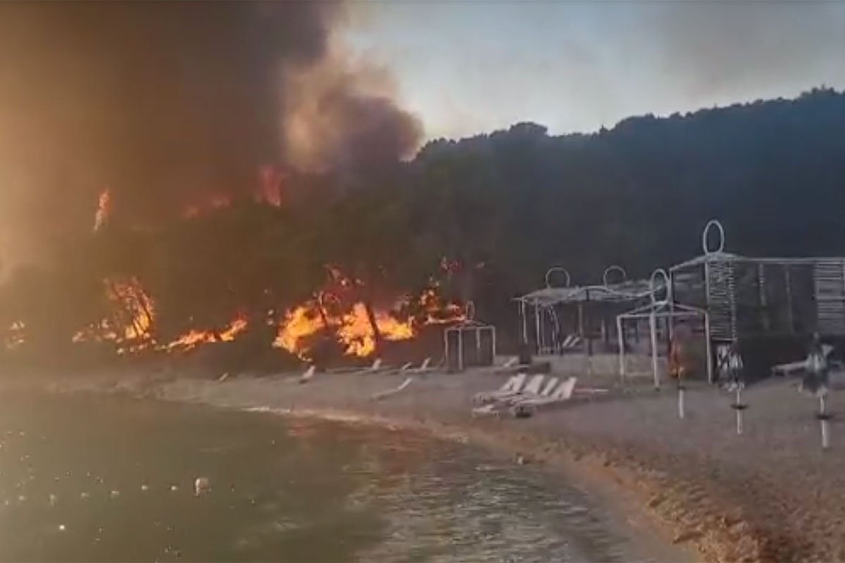 (VIDEO) VATRENU STIHIJU GASE 3 KANADERA Veliki požar kod Trogira, gori blizu kuća i plaža