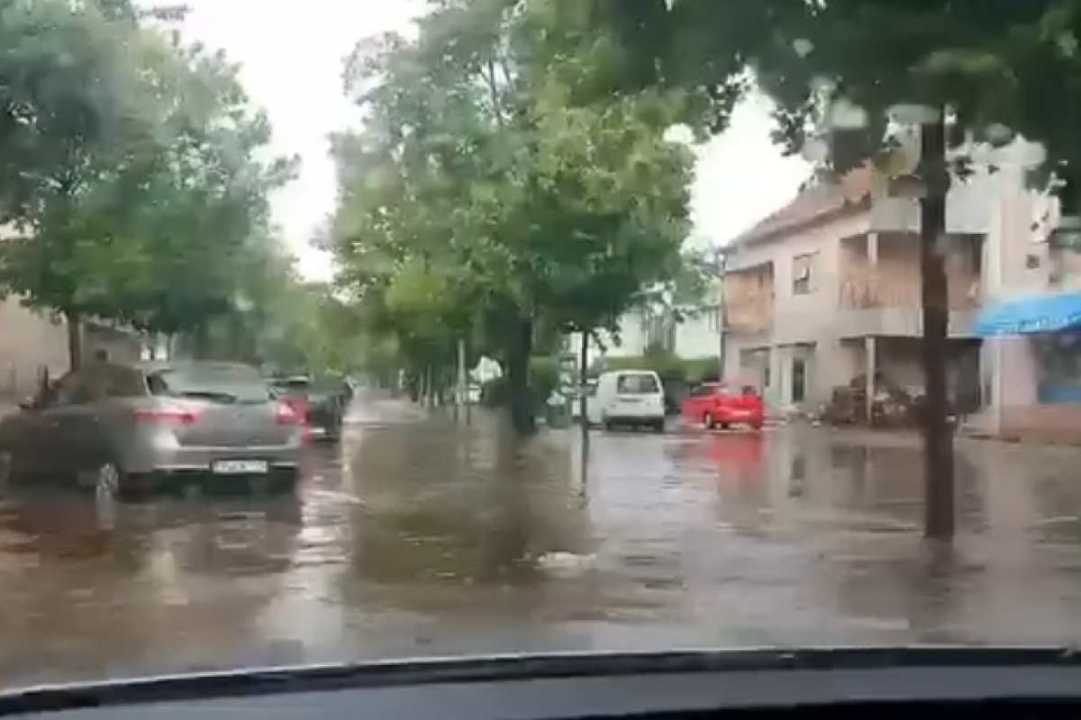 (VIDEO) PROLOM OBLAKA NAKON TROPSKIH VRUĆINA Kiša potopila ulice grada u BiH