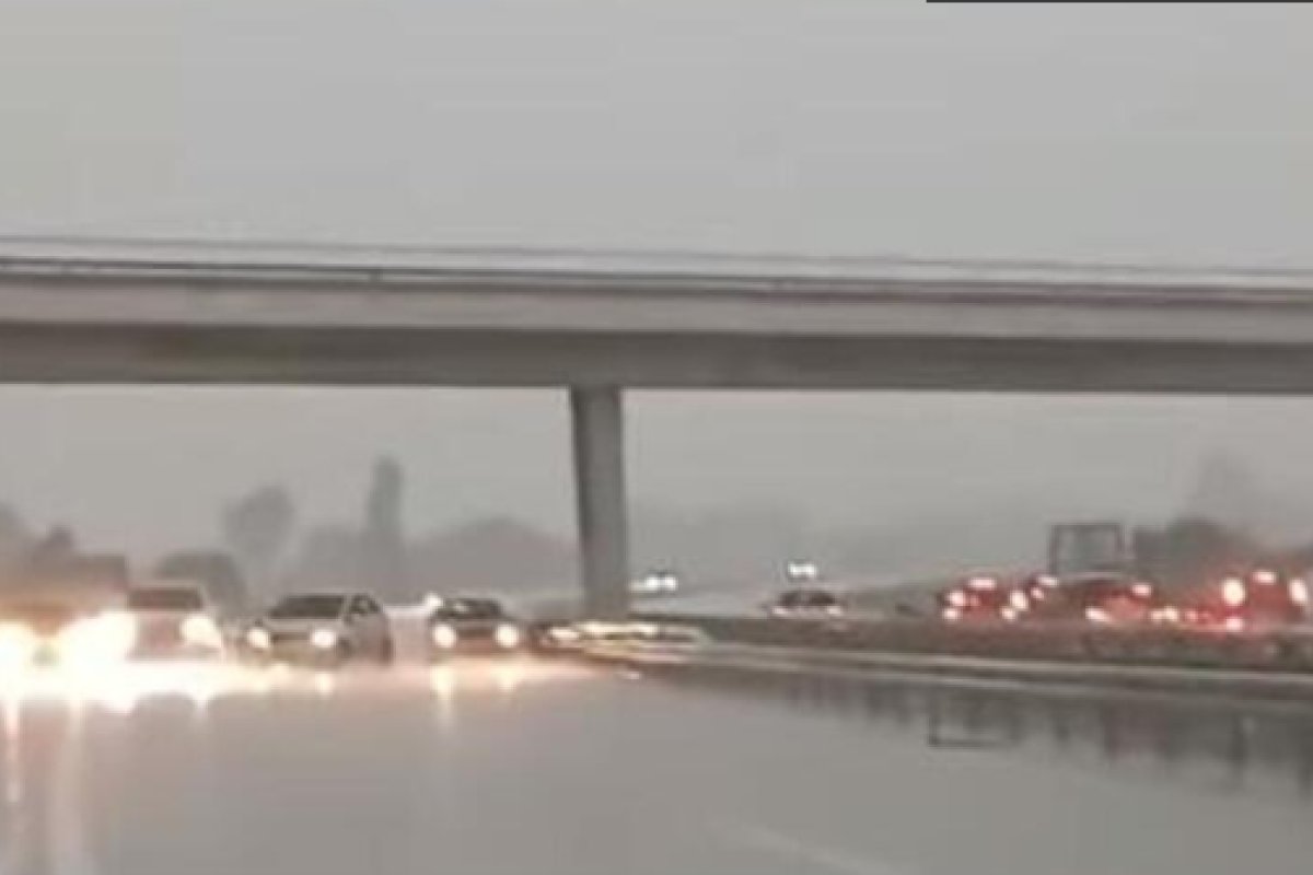 (VIDEO) DRAMATIČAN SNIMAK OLUJE Blokirali saobraćaj da bi sačuvali vozila