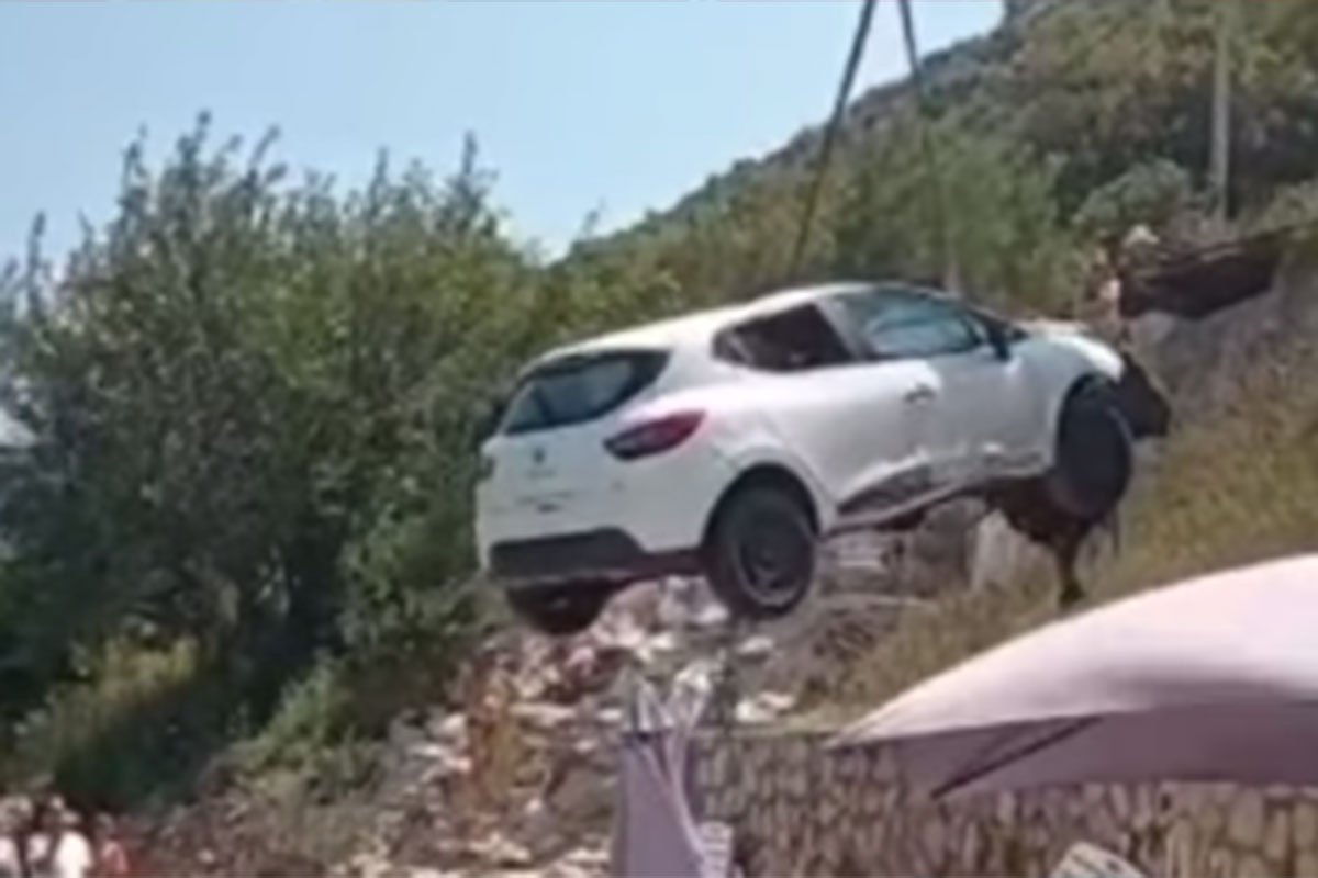 (VIDEO) NEOBIČAN INCIDENT Automobil se survao na plažu punu kupača u Crnoj Gori