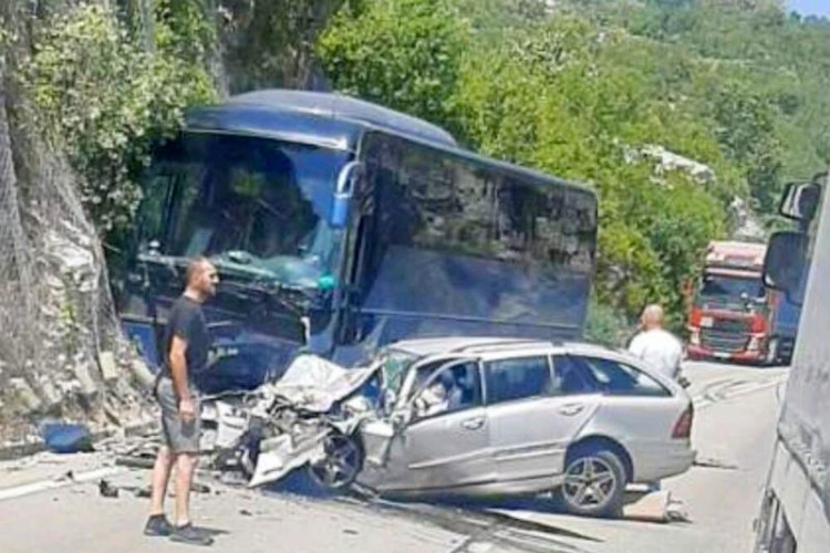 STRAVIČAN UDES U jezivom sudaru autobusa i automobila poginula jedna osoba