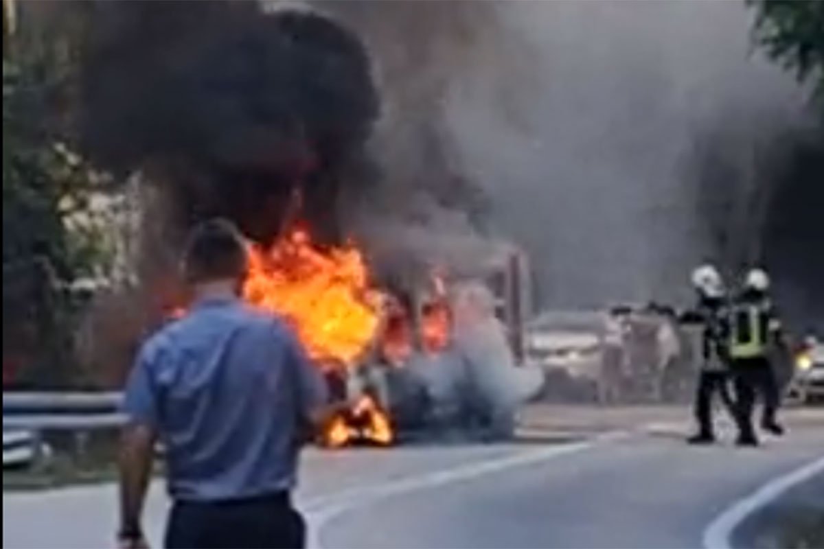 DETALJI INCIDENTA KOD JABLANICE Kombi potpuno izgorio, obustavljen saobraćaj na magistrali