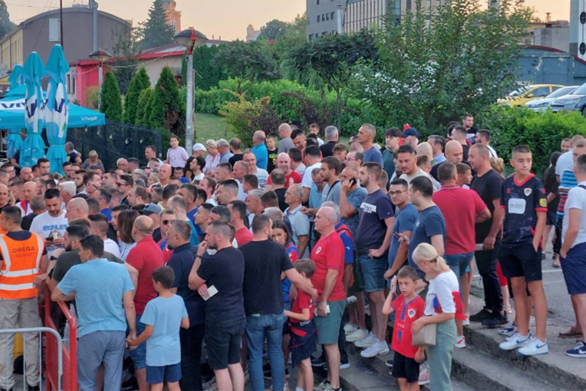EUFORIJA U BANJALUCI Veliki broj navijača Borca stigao pred Gradski stadion