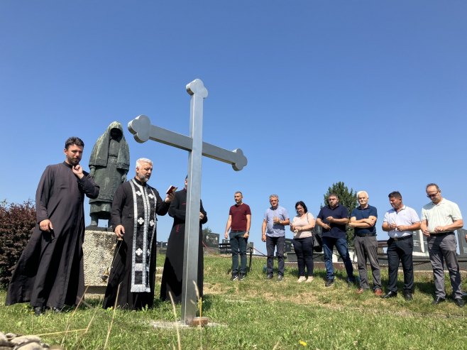 (FOTO) NA MJESTU POKOLJA SRBA IZ ZEMLJE IZLAZILA SUKRVICA U Kozarskoj Dubici osveštan krst posvećen stradalim srpskim civilima u Drugom svjetskom ratu