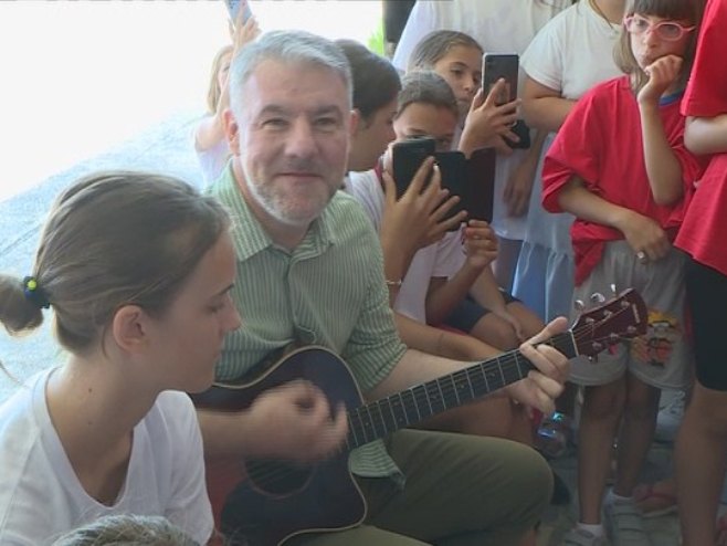 (VIDEO) "TIŠINA" ODZVANJALA BEČIĆIMA Ministar Šeranić uz gitaru zapjevao zajedno sa mališanima