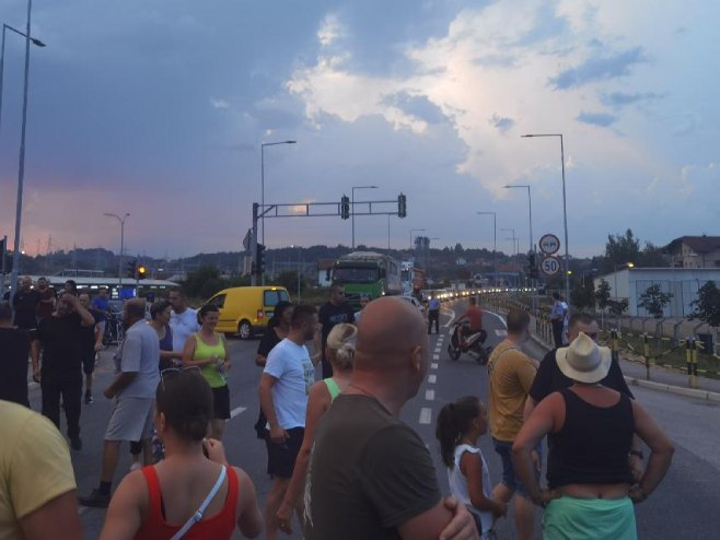 (FOTO/VIDEO) ZBOG RESTRIKCIJA VODE Mještani Dragočaja blokirali put Banjaluka-Prijedor