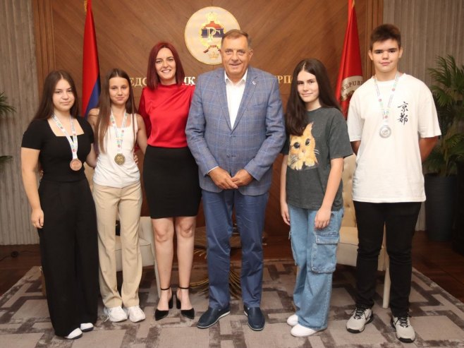 ČESTITAO IM NA IZVANREDNOM USPJEHU Dodik primio učenike OŠ "Sveti Sava" - učesnike na Međunarodnoj STEM olimpijadi