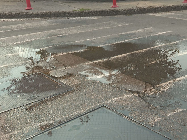 (VIDEO) U BANJALUCI RESTRIKCIJE, A VODA IZVIRE IZ ŠAHTOVA Curi bez prestanka i izbija iz asfalta