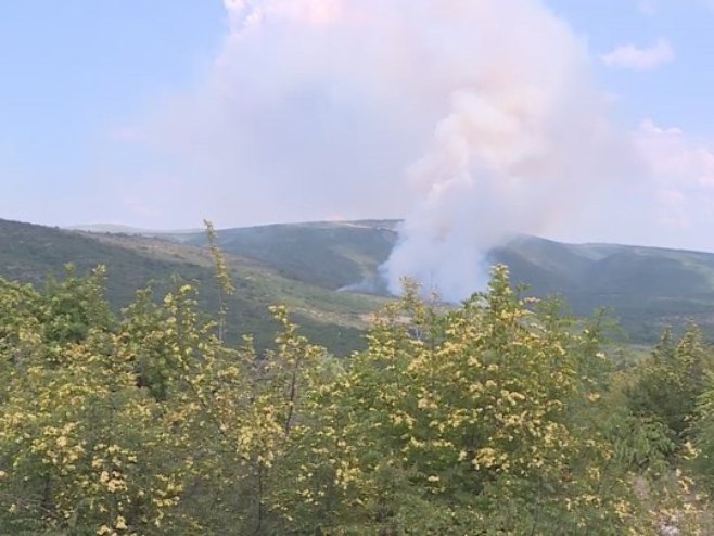 GASILI GA HELIKOPTER I VATROGASCI Požar na području sela Poljice i Ubosko u potpunosti saniran