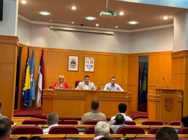 JAVNA RASPRAVA ODRŽANA U TREBINJU Stevandić: Cilj - da vratimo zastavu, grb Nemanjića sa dvoglavim orlom i himnu "Bože pravde" u upotrebu