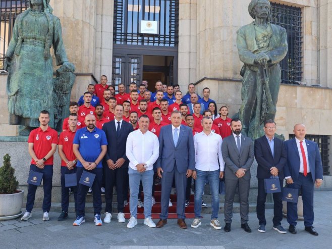 (FOTO) NA POKLON PREDSJEDNIKU DRES SA POTPISOM IGRAČA Dodik upriličio prijem za fudbalere i upravu "Borca"