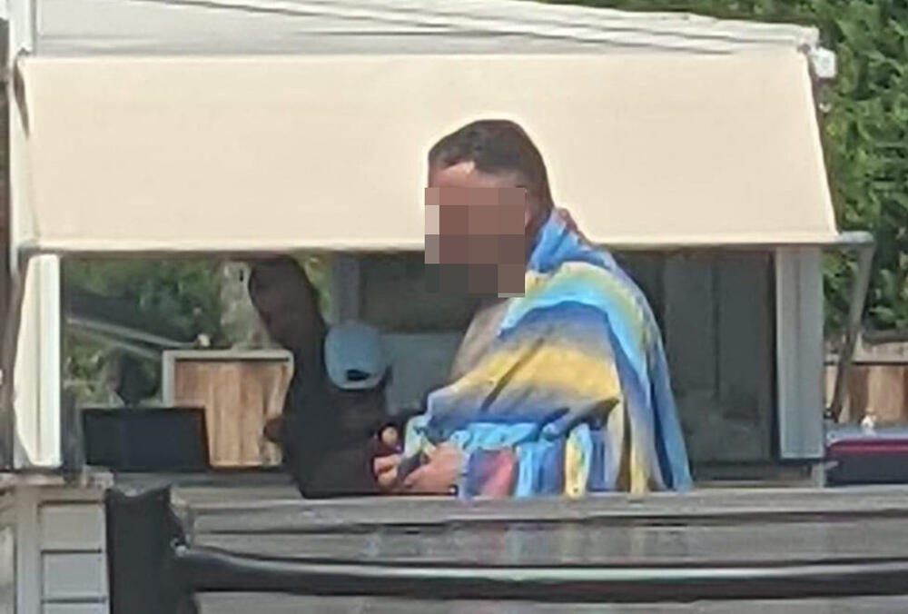 (FOTO) "ČUVAJTE SE, KO ZNA GDJE ĆE SE SUTRA POJAVITI" Pedofil primjećen na plaži u Grčkoj: Gleda malu djecu, i spuštenog kupaćeg se dira