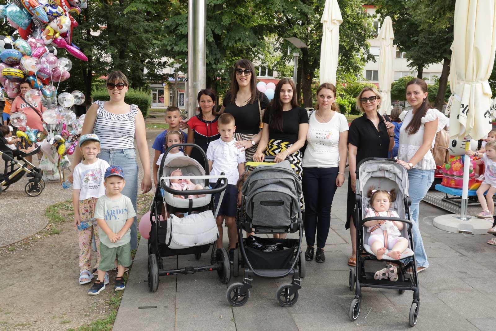 ČLANICE FORUMA ŽENA SPS POSJETILE KONFERENCIJU BEBA Vekić: Negujemo porodične vrijednosti, jer to je jezgro društva