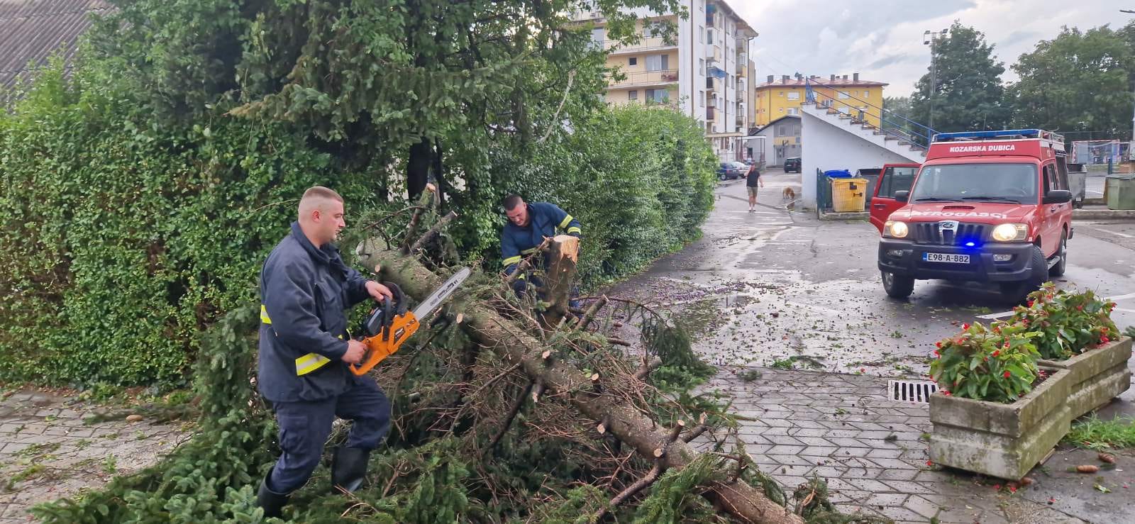 FORMIRANA KOMISIJA ZA PROCJENU ŠTETE Kozarsku Dubicu i Trebinje "slomilo" nevrijeme