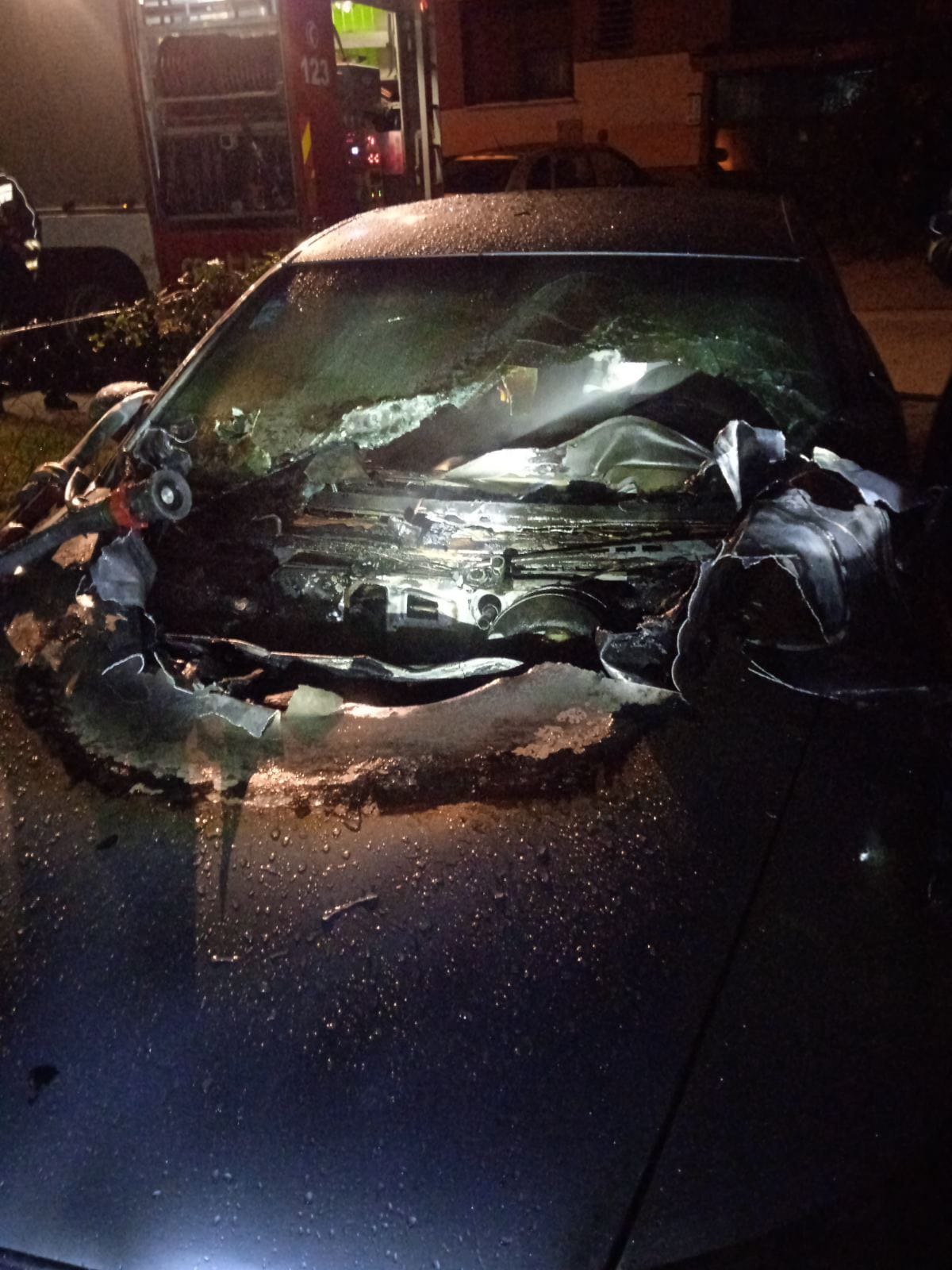 (FOTO) DRAMA U BANJALUCI Zapaljen "audi", policija traga za počiniocem