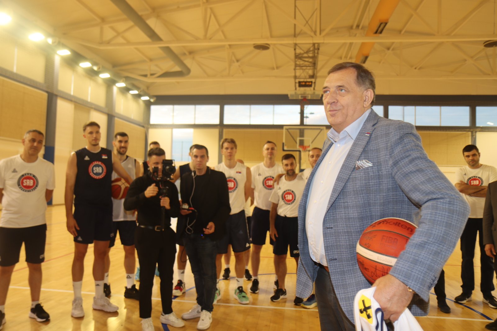 (FOTO) DODIK DOBIO DRES I LOPTU Predsjednik Srpske posjetio košarkaše Srbije u Staroj Pazovi