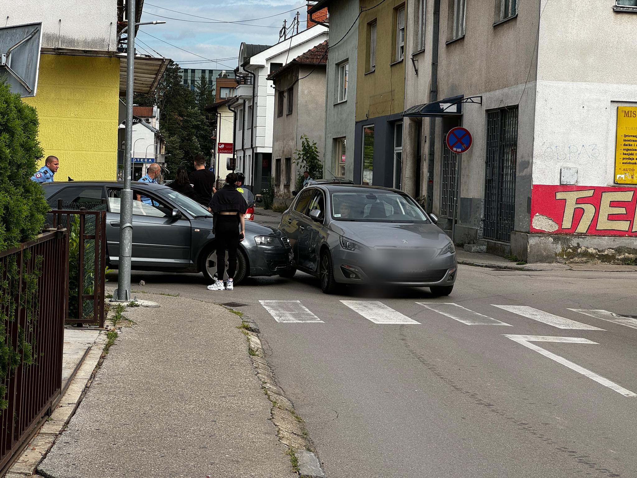 (FOTO) SAOBRAĆAJNA NESREĆA U BANJALUCI Sudar dva automobila u Novoj Varoši, policija na licu mjesta