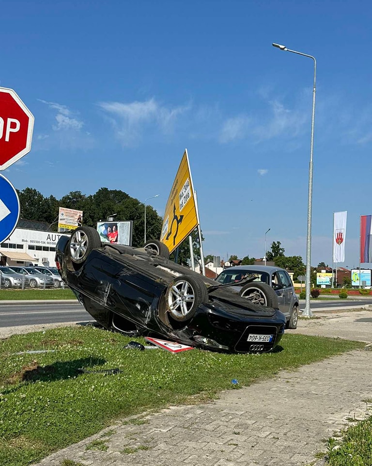 (FOTO) TEŠKA SAOBRAĆAJKA U PRNJAVORU Jedan auto završio na krovu