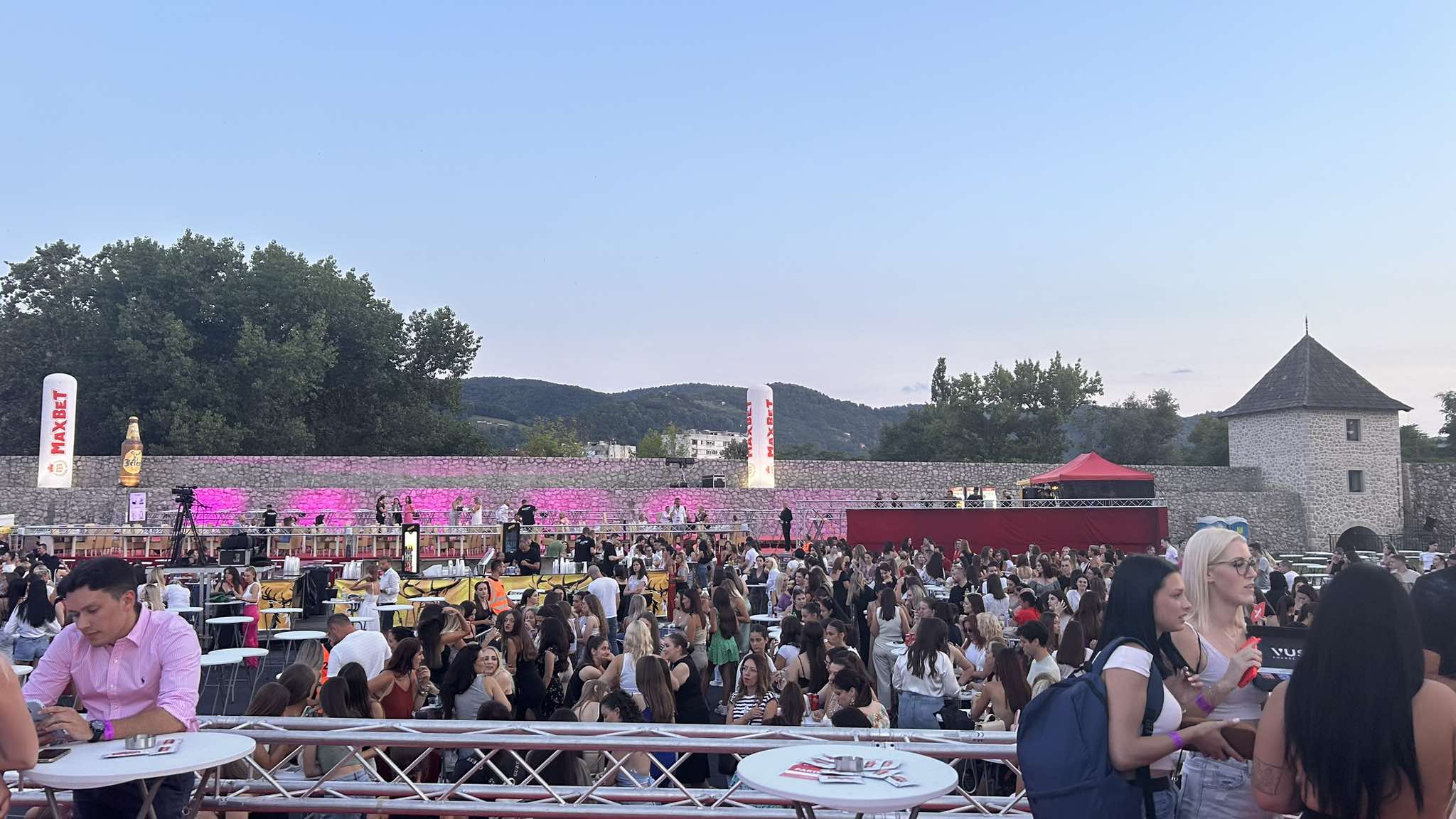(FOTO) POČINJE FESTIVAL "LJETNE NOĆI" Banjaluka će večeras ugostiti Natašu Bekvalac! Rijeka ljudi se uputila ka Kastelu