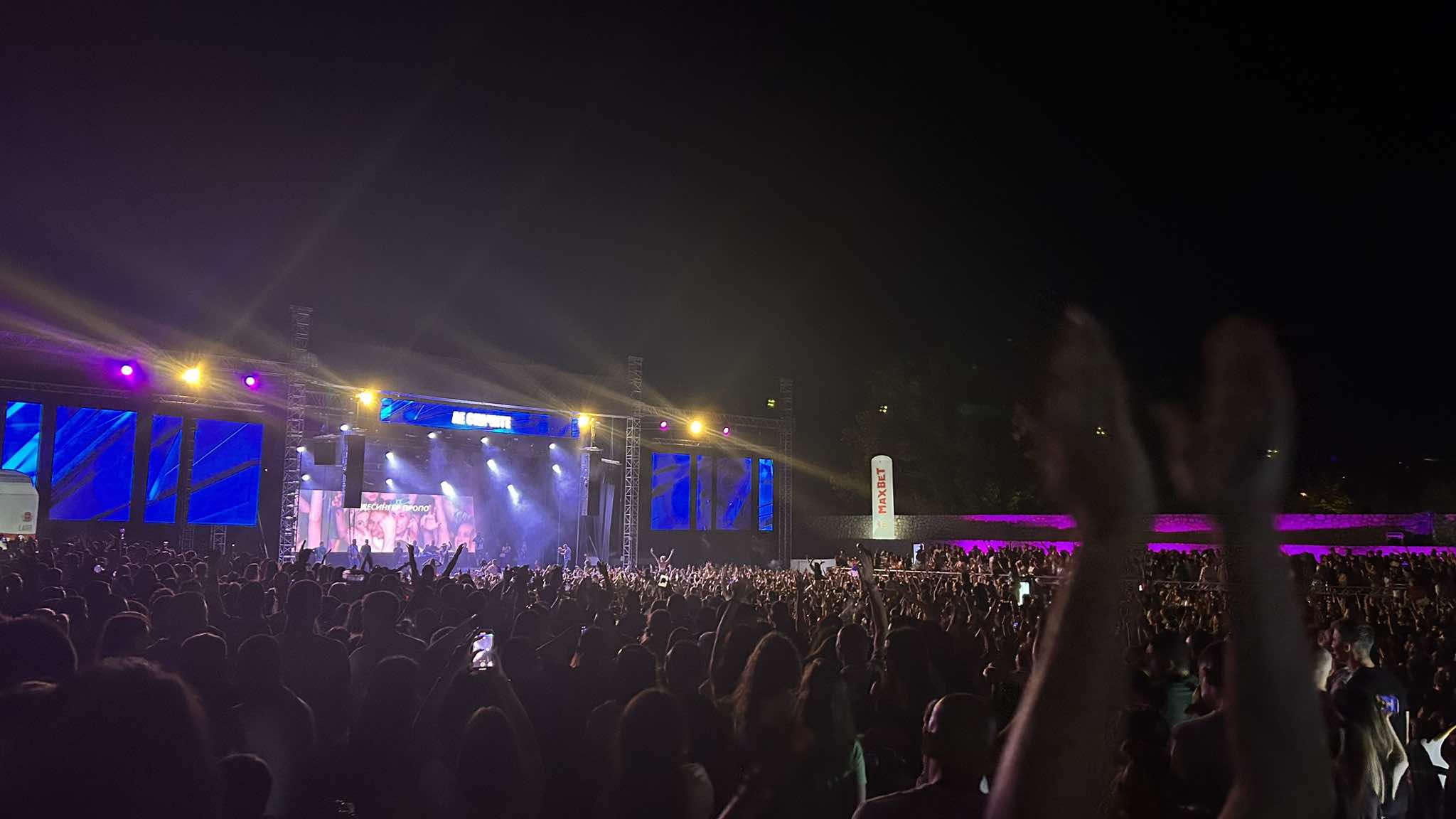(FOTO/VIDEO) PIROMAN "ZAPALIO" KASTEL "Neguj mo žurka" pomjerila granice dobre zabave! Boban Rajović i Bojan Tomović vanvremenskim hitovima publiku bacili u trans