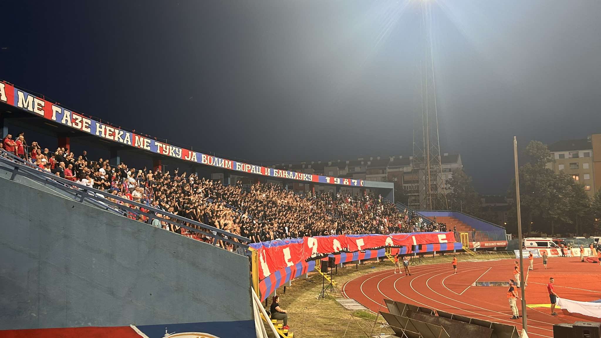 (FOTO/VIDEO) HILJADE NAVIJAČA UGLAS ZAPJEVALO "TAMO DALEKO" Banjalučani večeras svim srcem uz Borac