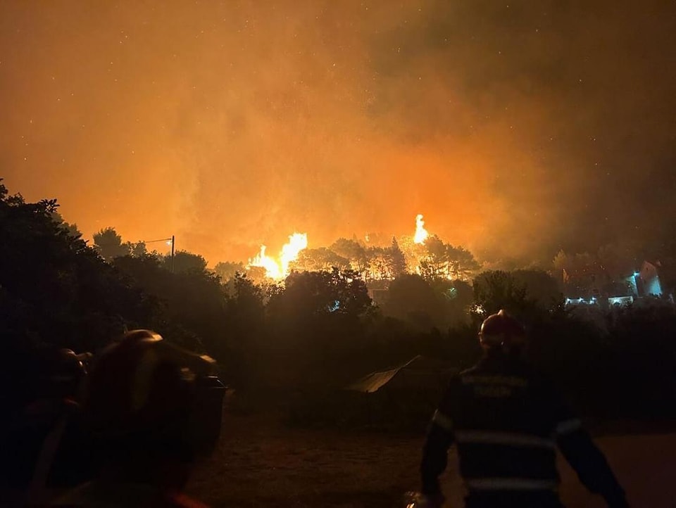 (VIDEO) DRAMA U KOMŠILUKU Veliki požar kod Makarske proširio se i na Biokovo