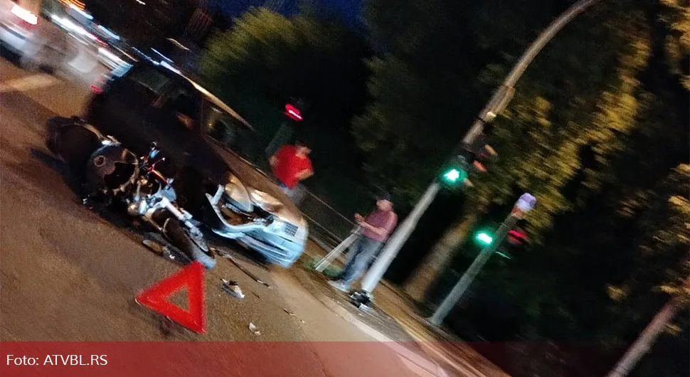 SAOBRAĆAJKA U BANJALUCI Sudar automobila i motora na Rebrovcu, dijelovi vozila rasuti po putu